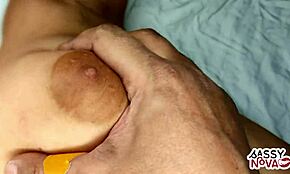 joc cu țâțele ei perfecte... așa de tari!