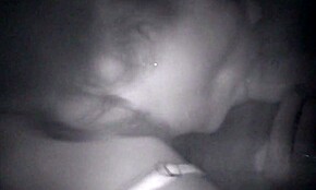 Hon sög och gav på gloryhole fullt ut