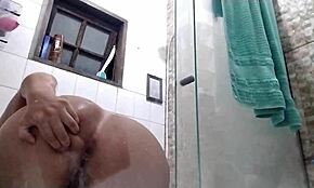 Perem svoju dlakavu pičku i usku guzu za vibrator orgazam