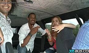 לטינה יפה בת 18 עם שיער מתולתל מבריקה