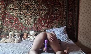 Adolescentă excitată 18+ în ciorapi de nailon se seduce și se răvășește cu dildo mare