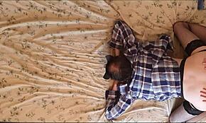 아나스타샤 여왕님 시시 가이들 스트랩온 페깅으로 지배 러시안 애스 플레이에서.