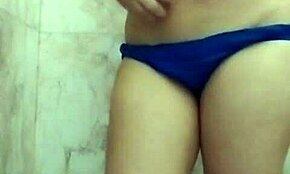 新しい彼女がバスルームで指マンしてる…ヒンディー話で熱い！🛁