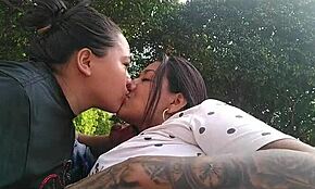 كولومبيات مثليات يمتعن بعضهن بقوة في حديقة عامة