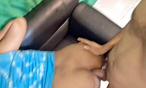 هانيف وأدوري، زوجين أشقرين، ينيكون بقوة مع كس حليق ولعب شرجي. ستفرغ سريع!