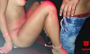 Brună căsătorită pierdută în casă de swing, aplecată pentru pulă mare