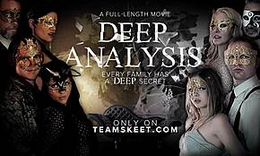 Sherrie Moon e Laya Rae scopano in doggy e cowgirl all'Università Teamskeet