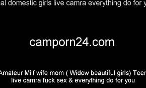 このティーン18+がベッドルームでタイトマンコを速く指で弄って激しくイッちゃうの見ろ？