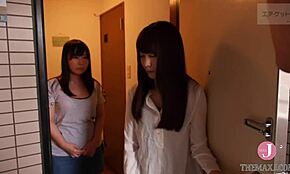 Istri 29, menyelinap keluar dari rumah teman terlihat nakal