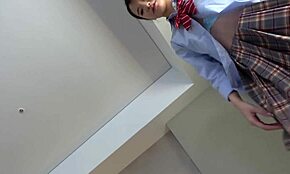 Стройная 18-летняя отличница наслаждается сырым сексом после клуба