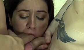 Wah, pelacur ini tangani dua kontol sekaligus untuk cum!