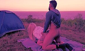 Sisarpuoli antaa kuumaa syvää kurkkua, saa kermaisen salaisen suuseksin