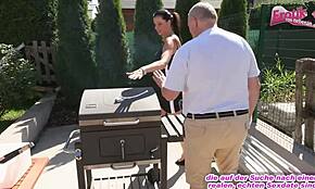 Milf Amatur Jerman dengan Tetek Besar Goda Datuk Tua di Luar