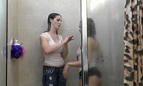 Tetas grandes y culos jugosos empapados en jeans