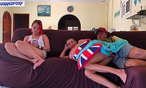 Креампај је поред девојке! Она гледа ТВ!