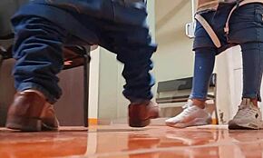 隱藏攝像頭拍到Nataly Delpech 在工作時忙碌