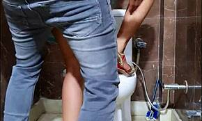 ชายหนุ่ม ฉันพาเด็กสาวเซ็กซี่ไปห้องน้ำที่งานแต่งงานและเย็ดเธออย่างหนัก!