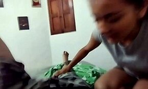 חברים יוצאים לשתות ומסיימים בזיון בעמדות פרועות