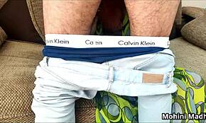 ربة منزل هندية موهيني تنيك المالك على الأريكة لإلغاء الإيجار خلال كوفيد