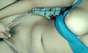 Diyahotpussy Dedilhando Buceta Molhada Sozinha no Rancho