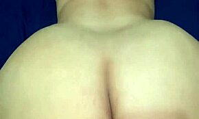 Velika rit zrela milf, žena šefa, ujeta na domačem videu. Krivuljasta in prava v vsakem pogledu.