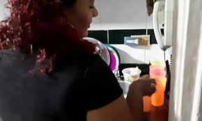 メイドがビッグブラックコックを激しく吸う