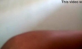 Изменяющая жена с поднятой ногой трахается сбоку в мокрую киску