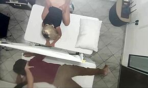 Uau, Massagem de Casal Flagrou Esposa Levando Foda ao Lado do Marido!