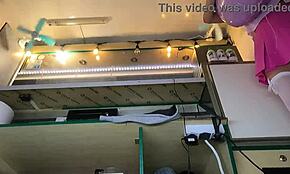 Sexy brunetka chycena na voyeur kameře upskirt v práci