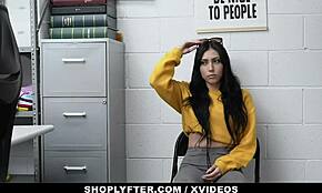 Шоплифтър тийн 18+ Джуди Джоли хваната да краде и чукана силно за свобода в гаража
