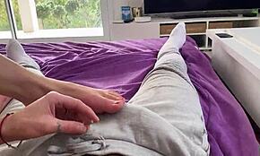 Хей, искаш ли да ме гледаш как мастурбирам неговия масивен кур с ръцете си?