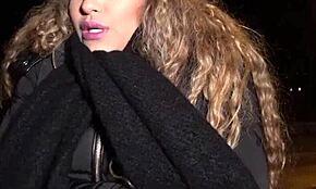 Hey, tengok pelancong Venezuela cantik ini dikongkek untuk duit di hotel Prague!