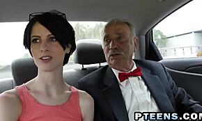 Mladá kočka vrtá starýho chlapa zezadu na tvrdé podlaze