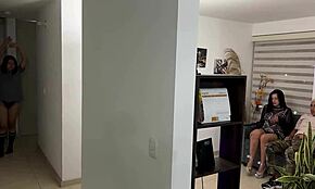 Fratele meu vitreg mă fut în living în timp ce sora vitregă e în bucătărie - Kylei Ellish, Celeste Alba, Milan Rodriguez