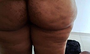 هل تحب مشاهدة جسم زوجة أبي العارية الجميلة؟ إنها تمصني جيداً جداً!