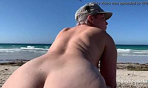 Wilder Sex mit einem Fremden am Nacktstrand wartet