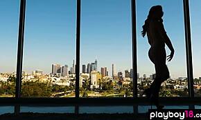 Şık Kızıl Saçlı Şişko Fahişe Duyusal İç Çamaşırında Oynuyor