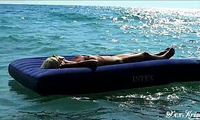 Wow, sjekk denne hete blondinen med store pupper naken på offentlig strand!