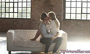 Wow, denne vakre modellen blir fitteknepet og helt dynket i sæd etter en fin tur!