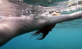 Hey, bu ateşli kızıl güzeli Tenerife'deki yatın havuzunda su altında yüzüyor!