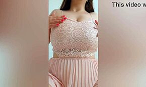 Jolie nana en robe rose taquine avec ses gros seins naturels qui rebondissent sauvagement - luxuryorgasm