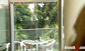 Adik tiri blonde muda 18+ kena hukum keras sebab rosak iPod abang tiri di garaj