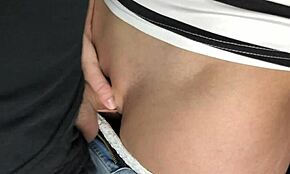 السائل يقطر على الشورت والكس للأخت الغير شقيقة