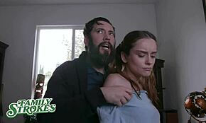 훈육받는 의붓딸 릴리 글리가 금기 도기스타일로 구부려져 박혀!