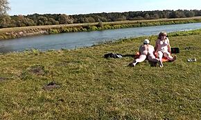 Wilder Strand Nudistin MILF in Doggy Style von Liebhaber draußen gefickt