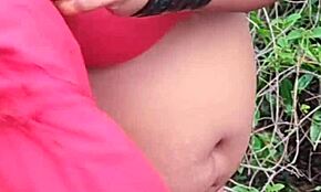 Секс на улице с большими сиськами и лизацией сочной киски