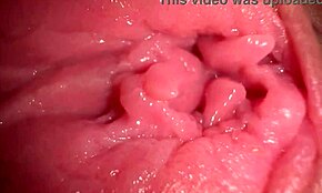 Vrući krupni plan prave tinejdžerke 18+ pičke u orgazmu tokom masturbacije