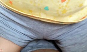 أساعد أختي زوجة الأب المتحرقة بأظافرها وأنيكها كمكافأة