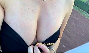 เมียร้อนโชว์หน้าอกใหญ่จากมอเตอร์ไซค์ อยากขี่กับฉันไหม? 😜