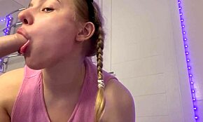 Она пальцами трахает девственную жопу